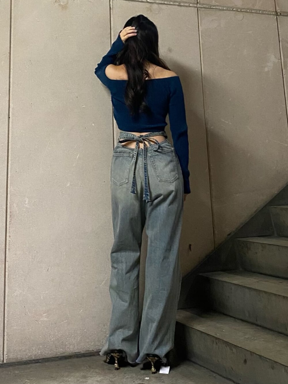 ブルー系のニット/セーター、ブルー系のデニムパンツ、その他のサンダルを着用したレディースの秋コーディネートの3枚目の写真