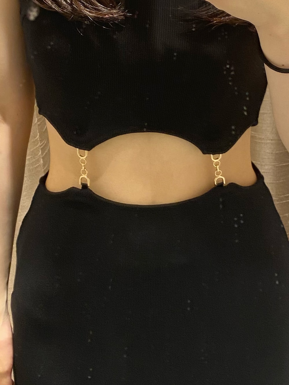 ブラック系のワンピース、ブラック系のサンダル、ブラック系のショルダーバッグを着用したレディースの夏コーディネートの4枚目の写真