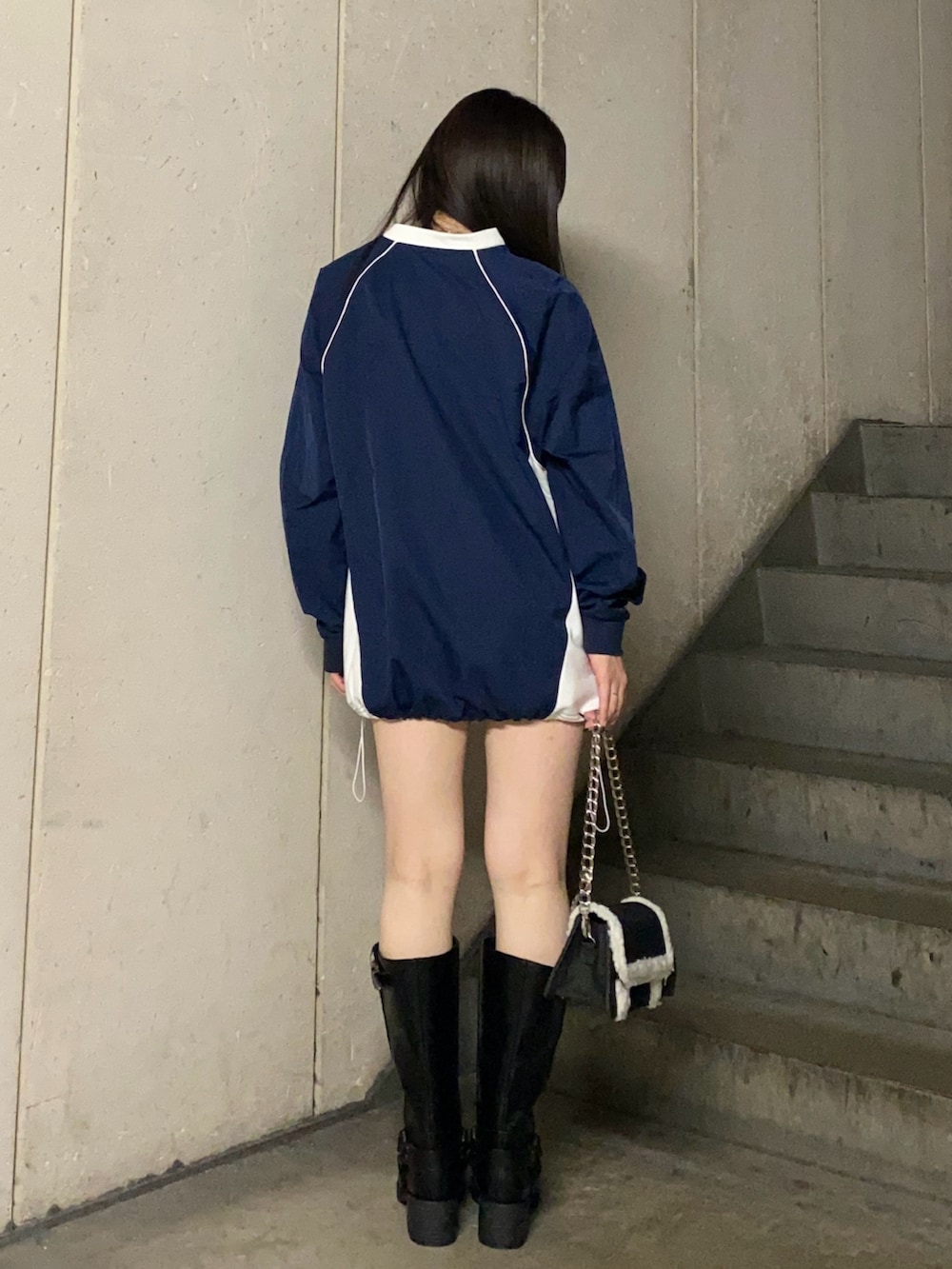 ブルー系のTシャツ/カットソー、ブラック系のその他パンツ、ブラック系のショルダーバッグを着用したレディースの秋コーディネートの3枚目の写真