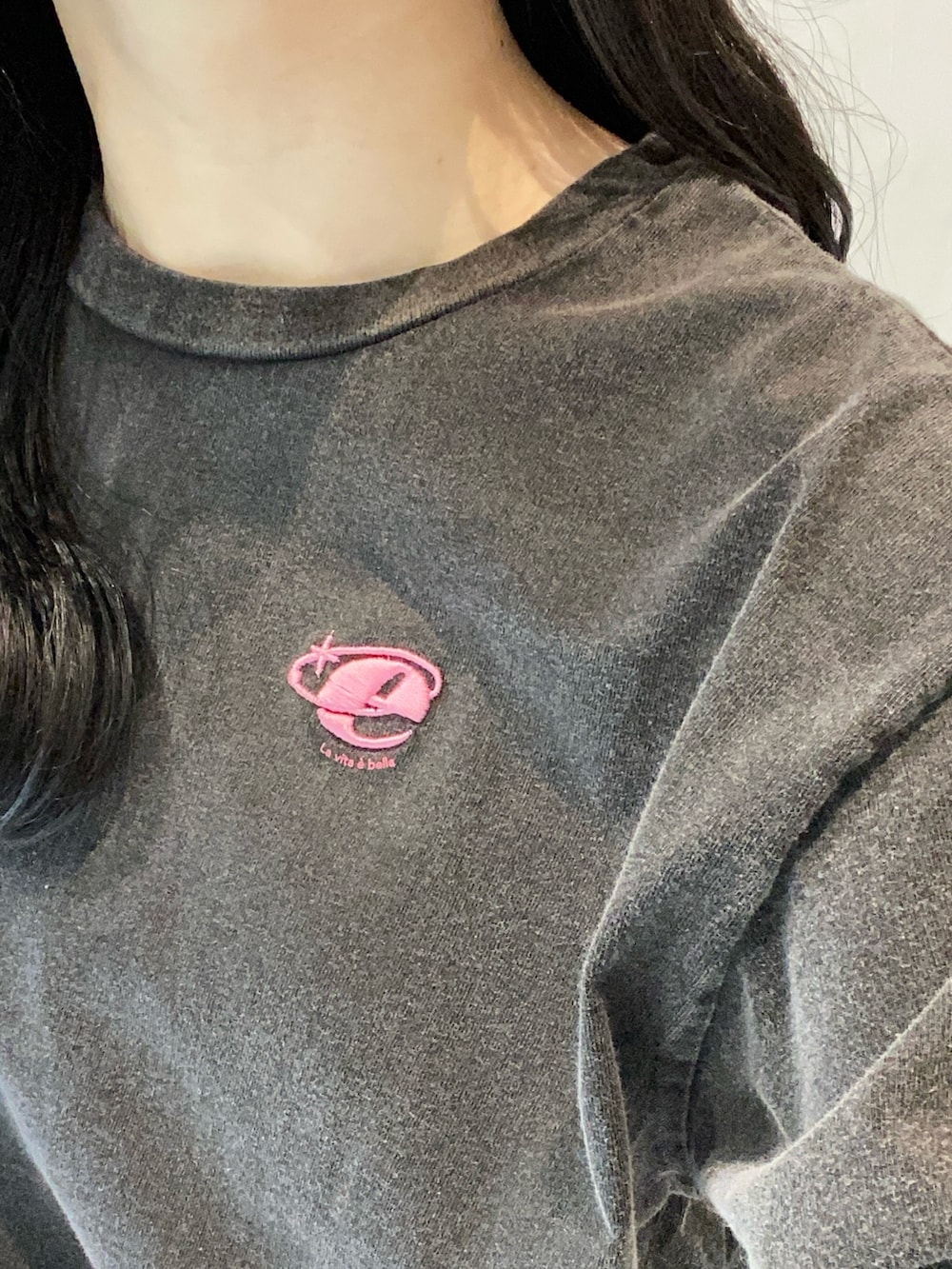 グレー系のTシャツ/カットソー、ブラック系のスカート、ブルー系のショルダーバッグを着用したレディースの冬コーディネートの3枚目の写真