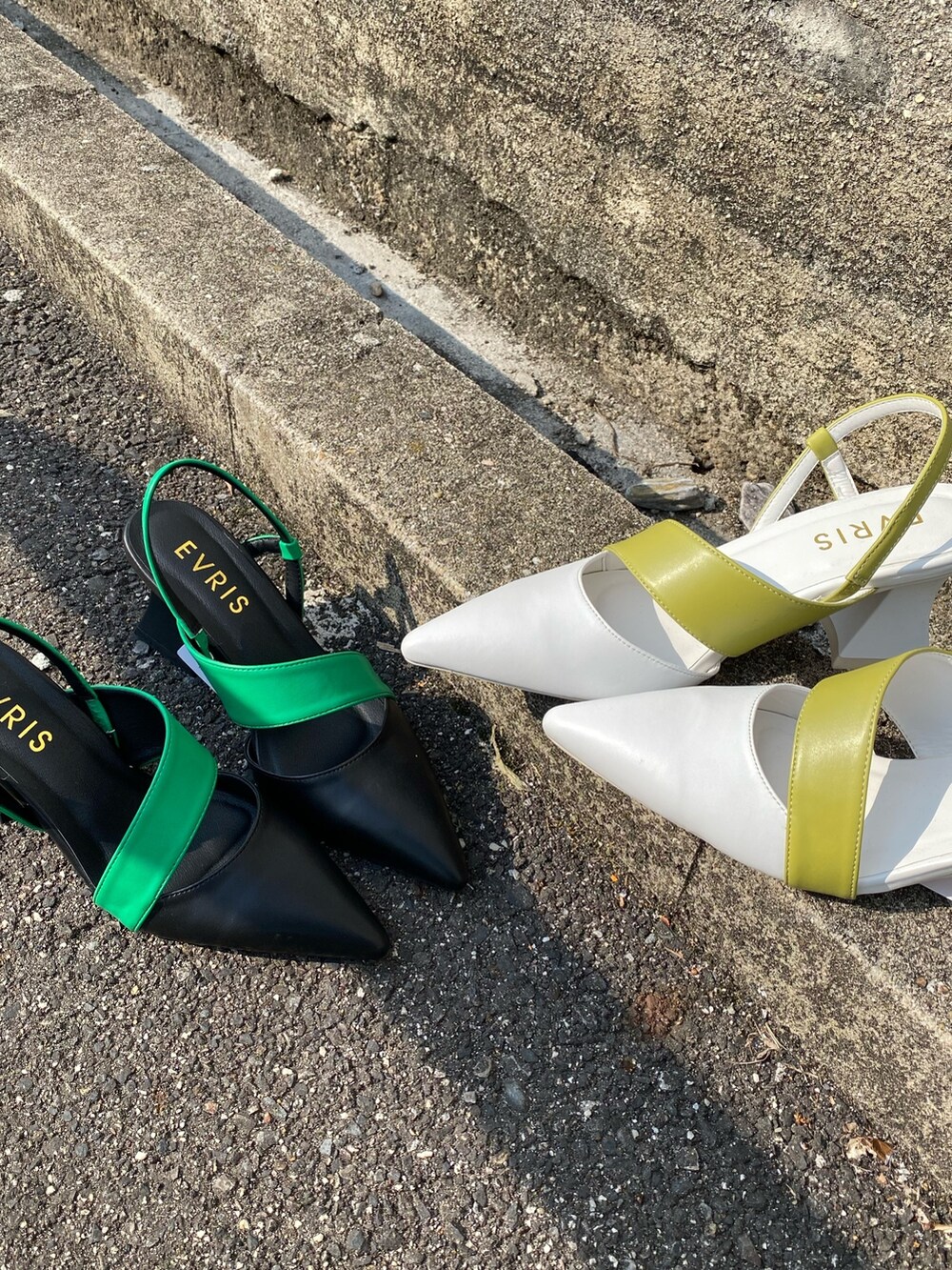 グリーン系のシャツ/ブラウス、ブラック系のサンダル、ブラック系のその他パンツを着用したレディースの春コーディネートの7枚目の写真