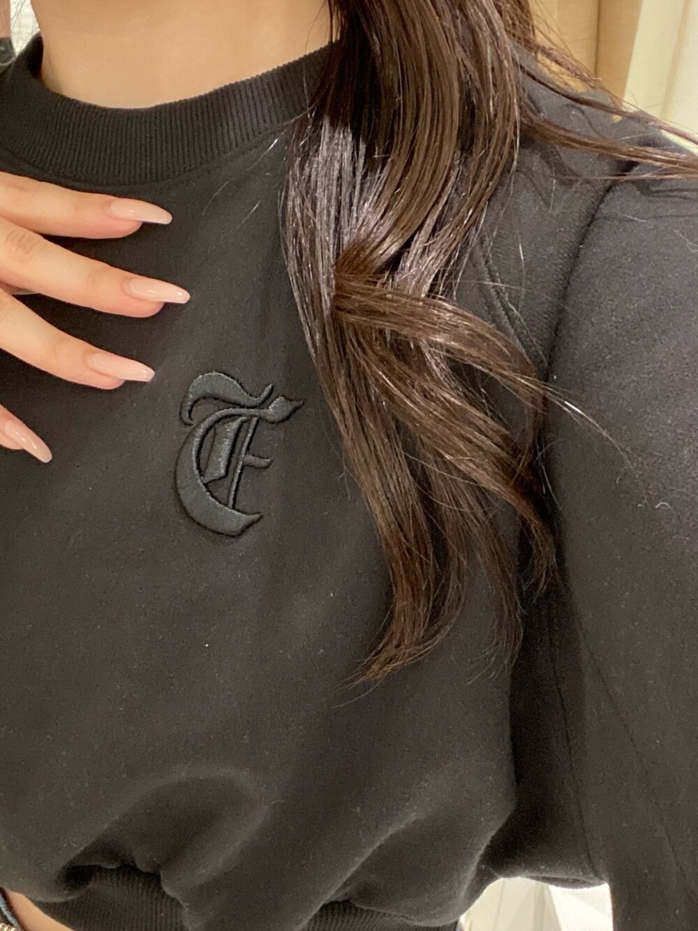 ブラック系のスウェット、ブラック系のスウェットパンツ、ホワイト系のブーツを着用したレディースの冬コーディネートの4枚目の写真