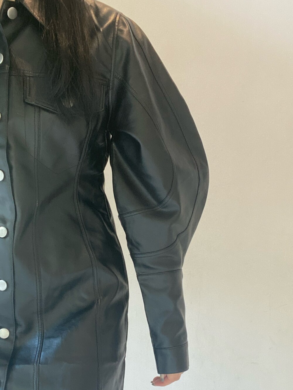 ブラック系のワンピース、ブラック系のブーツ、ブラック系のショルダーバッグを着用したレディースの秋コーディネートの4枚目の写真