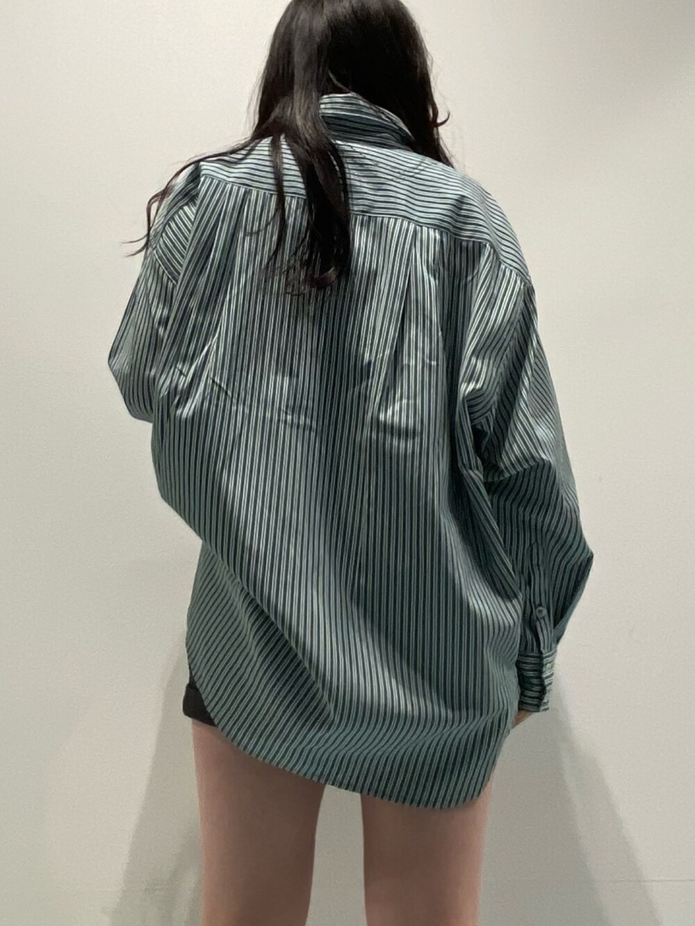 グリーン系のシャツ/ブラウス、ブラック系のサンダル、ブラック系のその他パンツを着用したレディースの春コーディネートの4枚目の写真