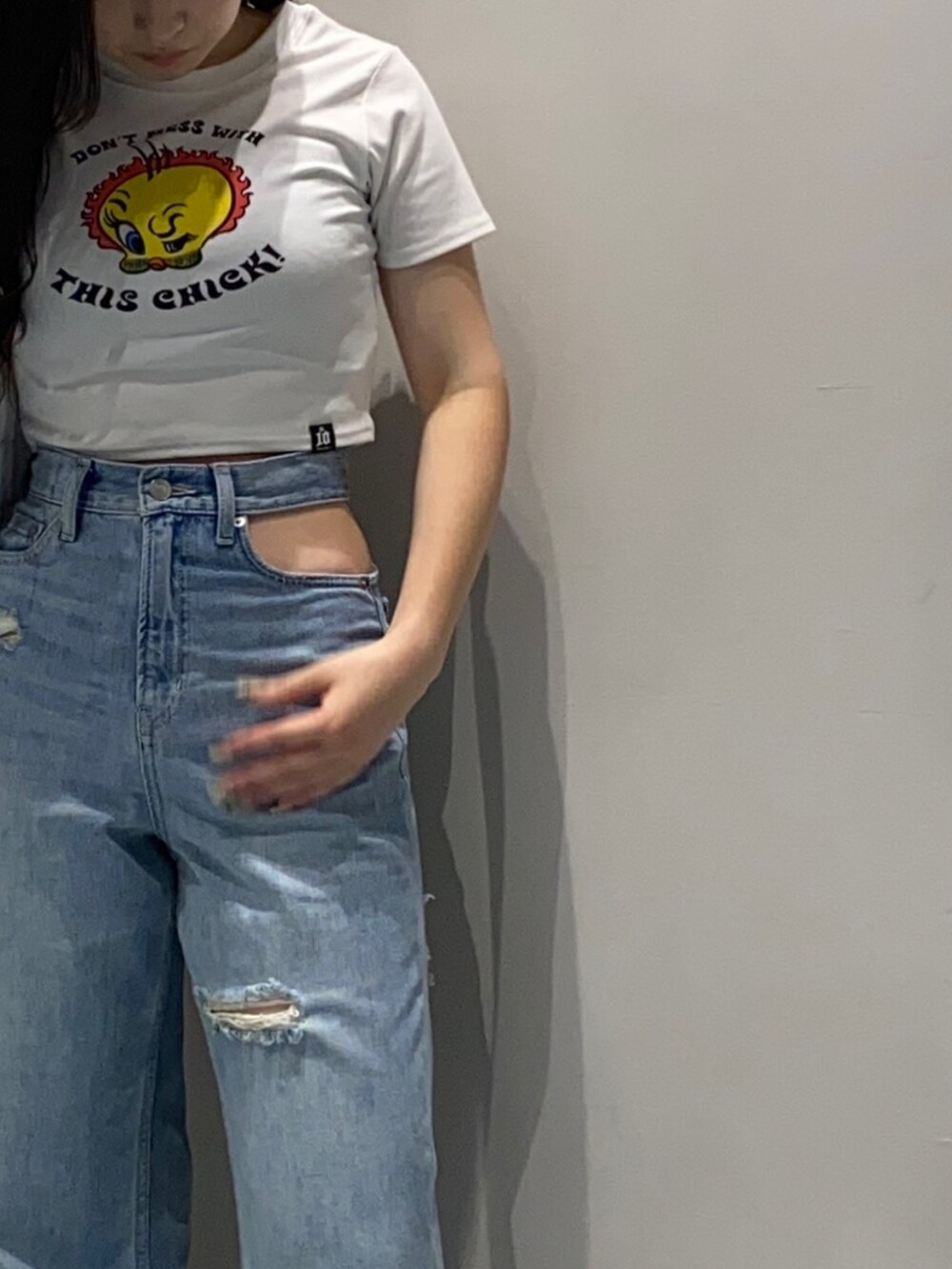 ホワイト系のTシャツ/カットソー、ブルー系のデニムパンツ、ブラック系のサンダルを着用したレディースの夏コーディネートの5枚目の写真