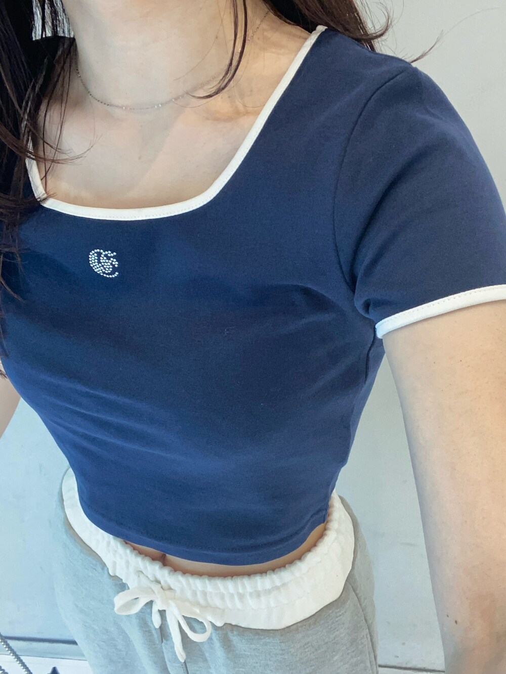 ブルー系のTシャツ/カットソー、グレー系のスウェットパンツ、ブラック系のショルダーバッグを着用したレディースの夏コーディネートの4枚目の写真