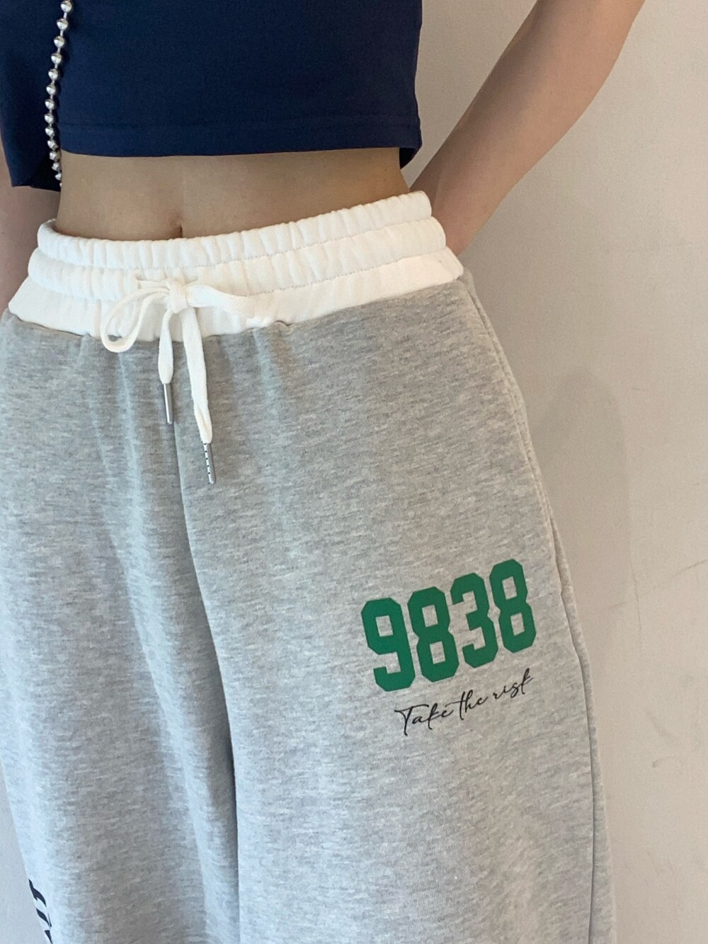 ブルー系のTシャツ/カットソー、グレー系のスウェットパンツ、ブラック系のショルダーバッグを着用したレディースの夏コーディネートの5枚目の写真