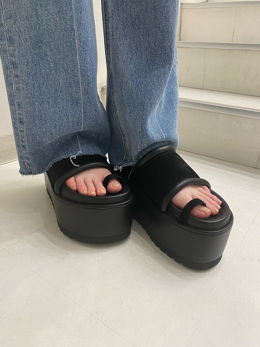 ホワイト系のシャツ/ブラウス、ブラック系のキャミソール、ブルー系のデニムパンツを着用したレディースの夏コーディネートの6枚目の写真