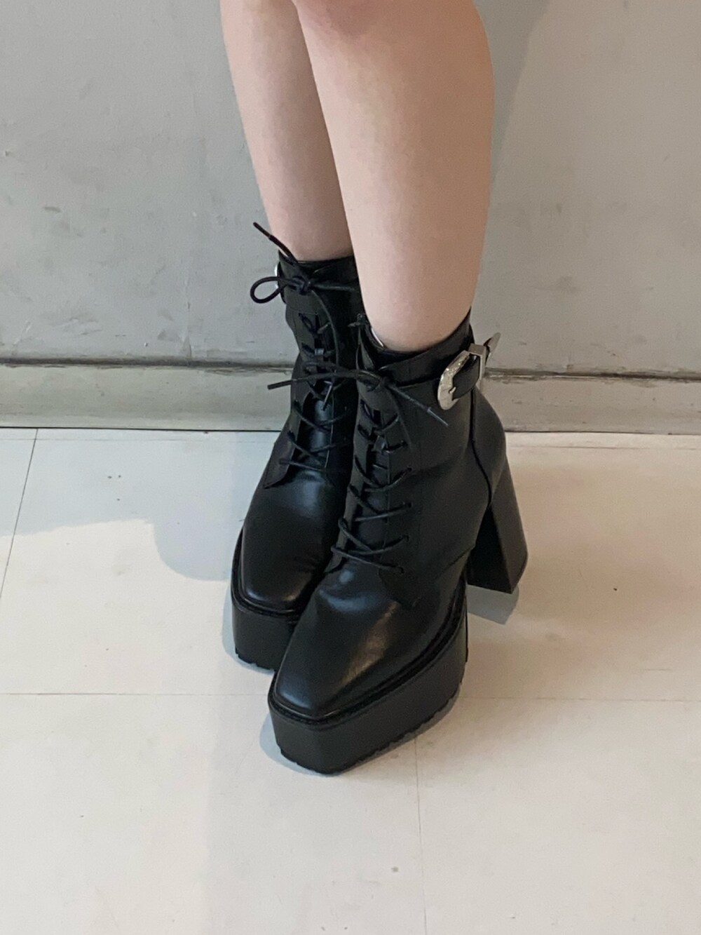 グレー系のTシャツ/カットソー、ブラック系のスカート、ブルー系のショルダーバッグを着用したレディースの冬コーディネートの7枚目の写真