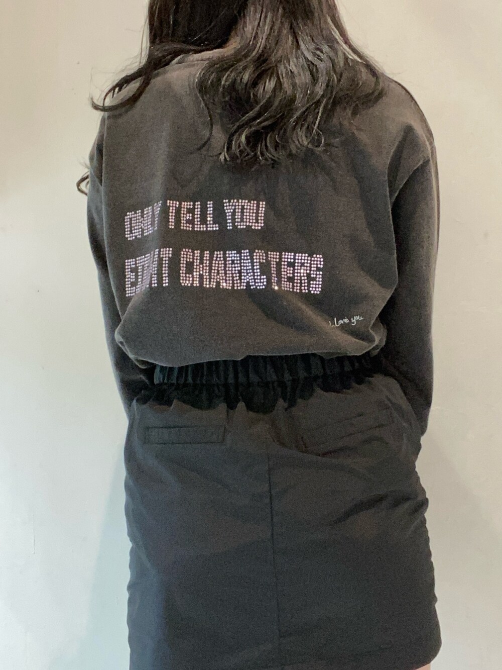 グレー系のTシャツ/カットソー、ブラック系のスカート、ブルー系のショルダーバッグを着用したレディースの冬コーディネートの5枚目の写真