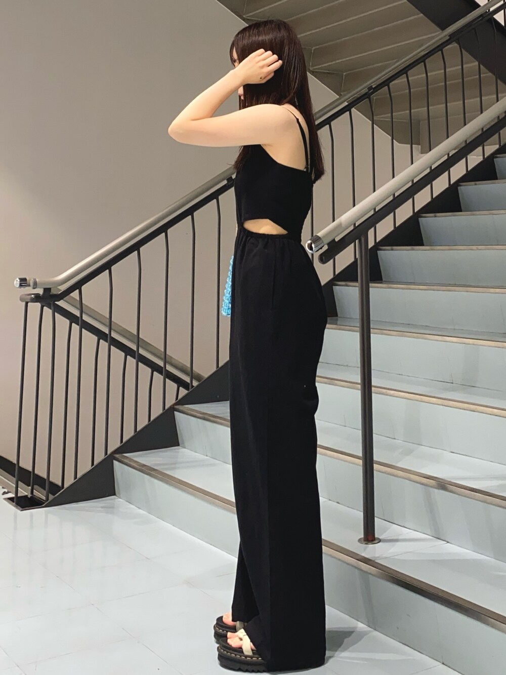 ブラック系のつなぎ/オールインワン、グリーン系のサンダル、ブルー系のショルダーバッグを着用したレディースの春コーディネートの2枚目の写真