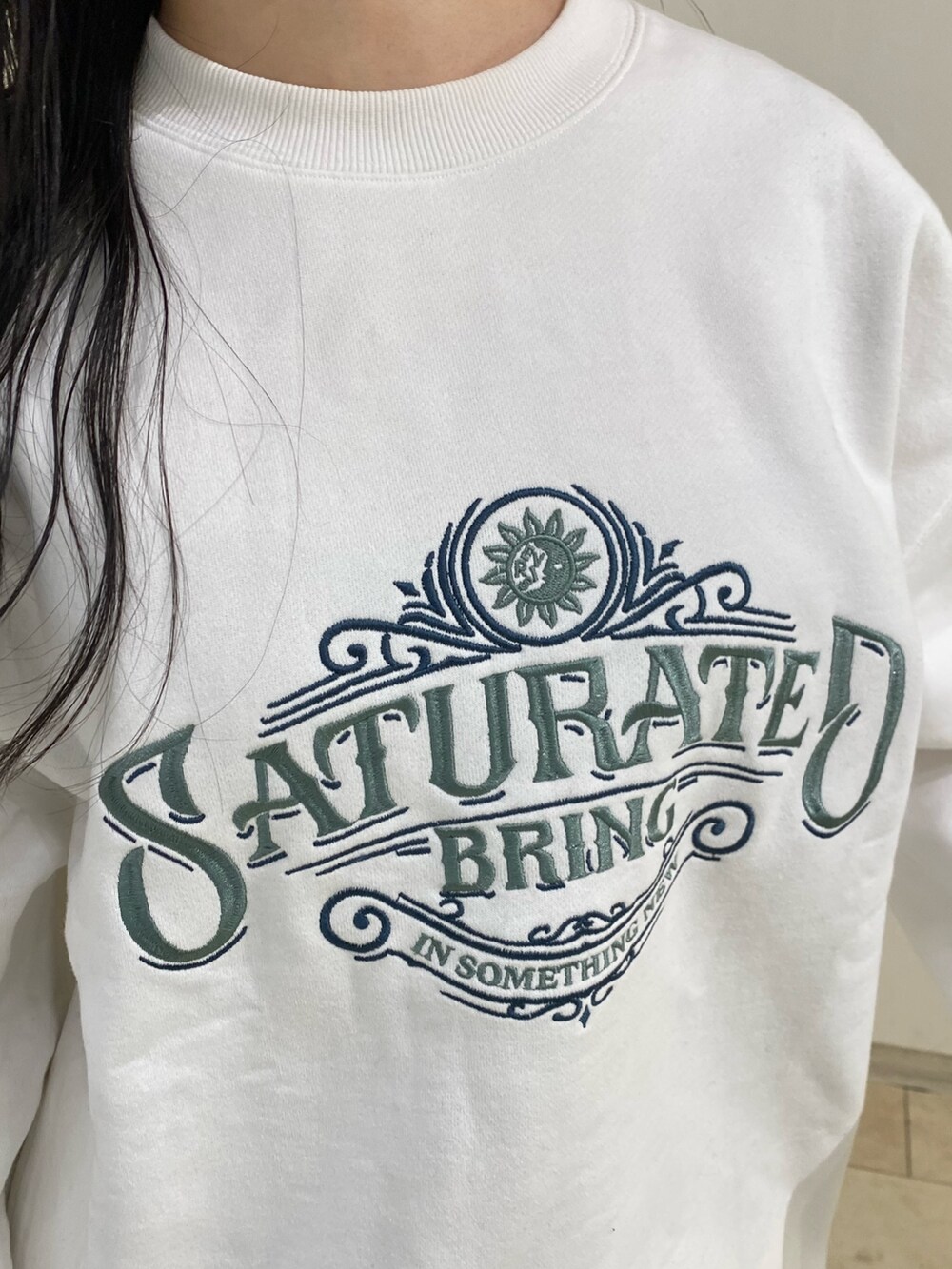 ホワイト系のスウェット、ブラック系のその他パンツ、ブラック系のブーツを着用したレディースの秋コーディネートの4枚目の写真