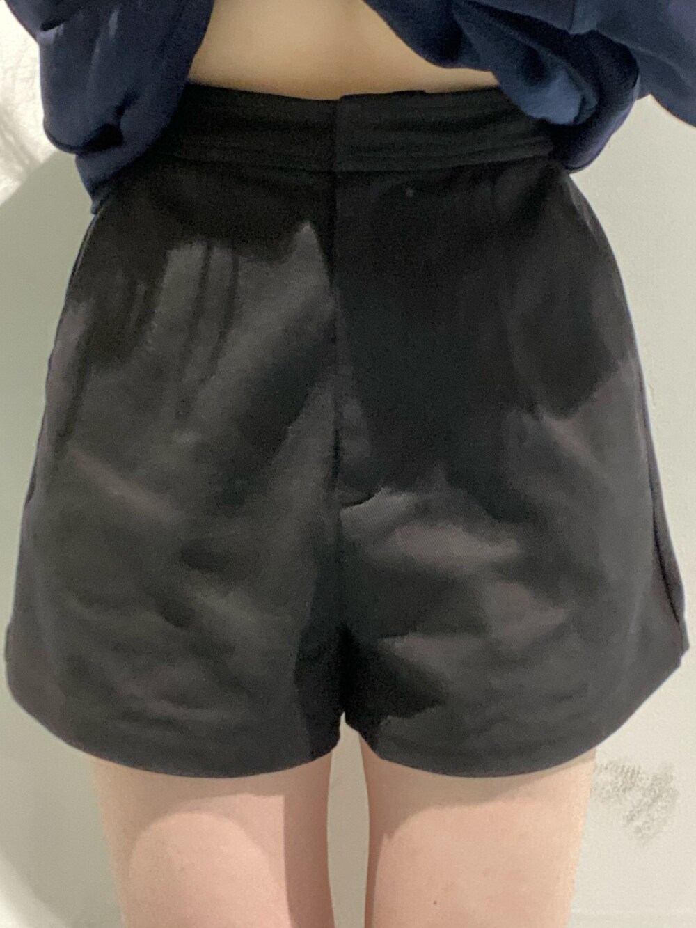 ブルー系のパーカー、ブラック系のブーツ、ブラック系のショルダーバッグを着用したレディースの秋コーディネートの5枚目の写真