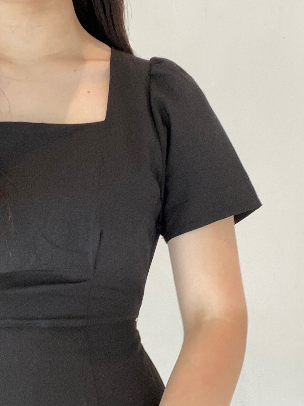 ブラック系のワンピース、ブラック系のサンダル、ブラック系のハンドバッグを着用したレディースの夏コーディネートの5枚目の写真