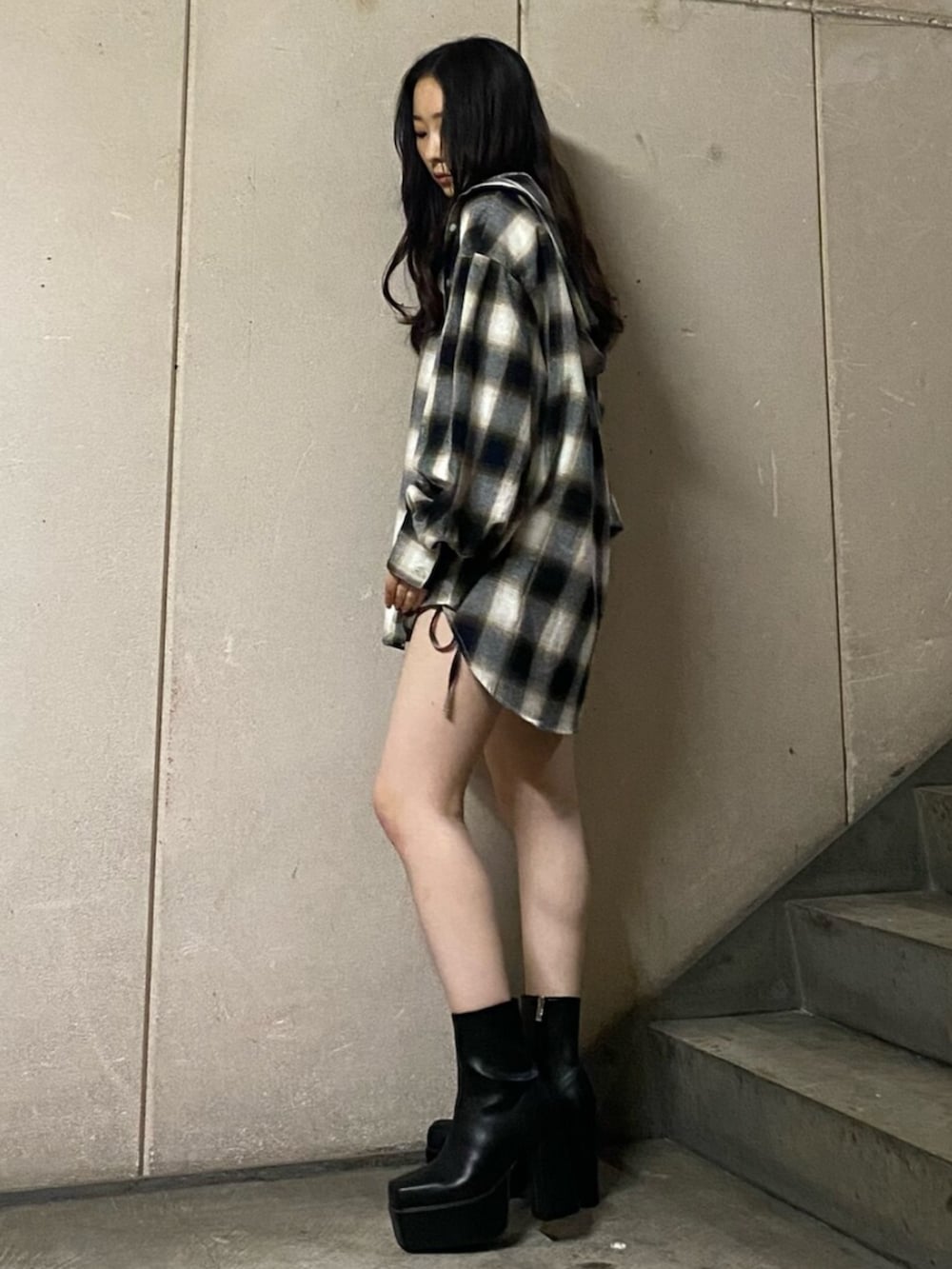 ブラック系のブーツ、ホワイト系のTシャツ/カットソー、ブラック系のシャツ/ブラウスを着用したレディースの秋コーディネートの2枚目の写真