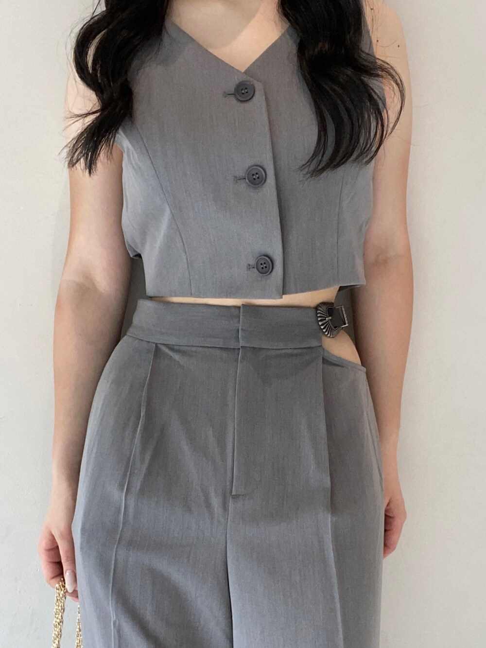 グレー系のシャツ/ブラウス、グレー系のその他パンツ、ブラック系のブーツを着用したレディースの夏コーディネートの4枚目の写真