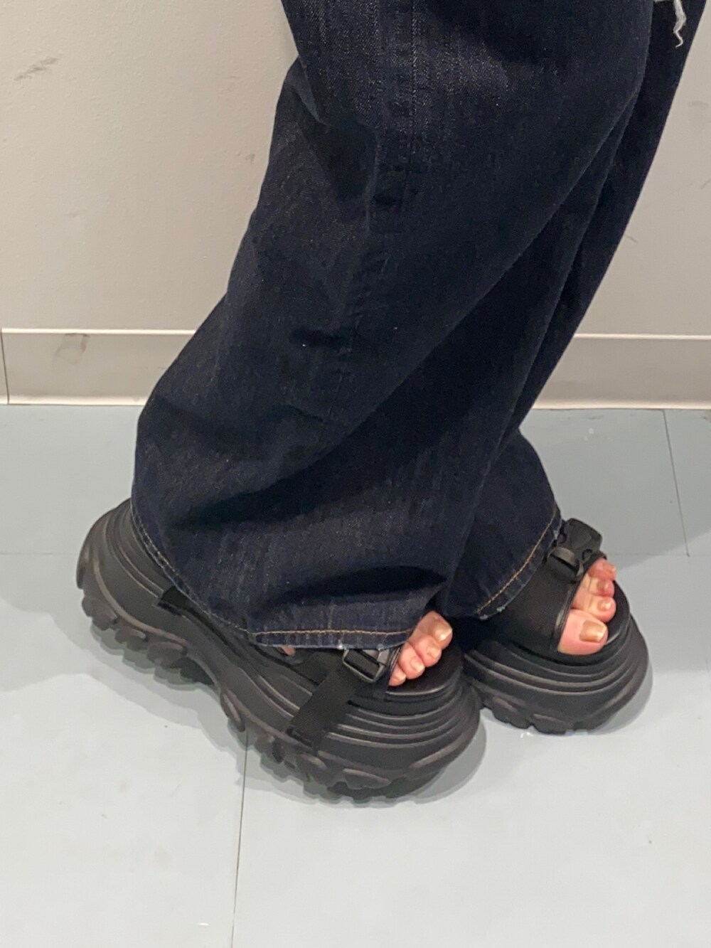 ホワイト系のTシャツ/カットソー、ブラック系のショルダーバッグ、ブルー系のデニムパンツを着用したレディースの夏コーディネートの7枚目の写真