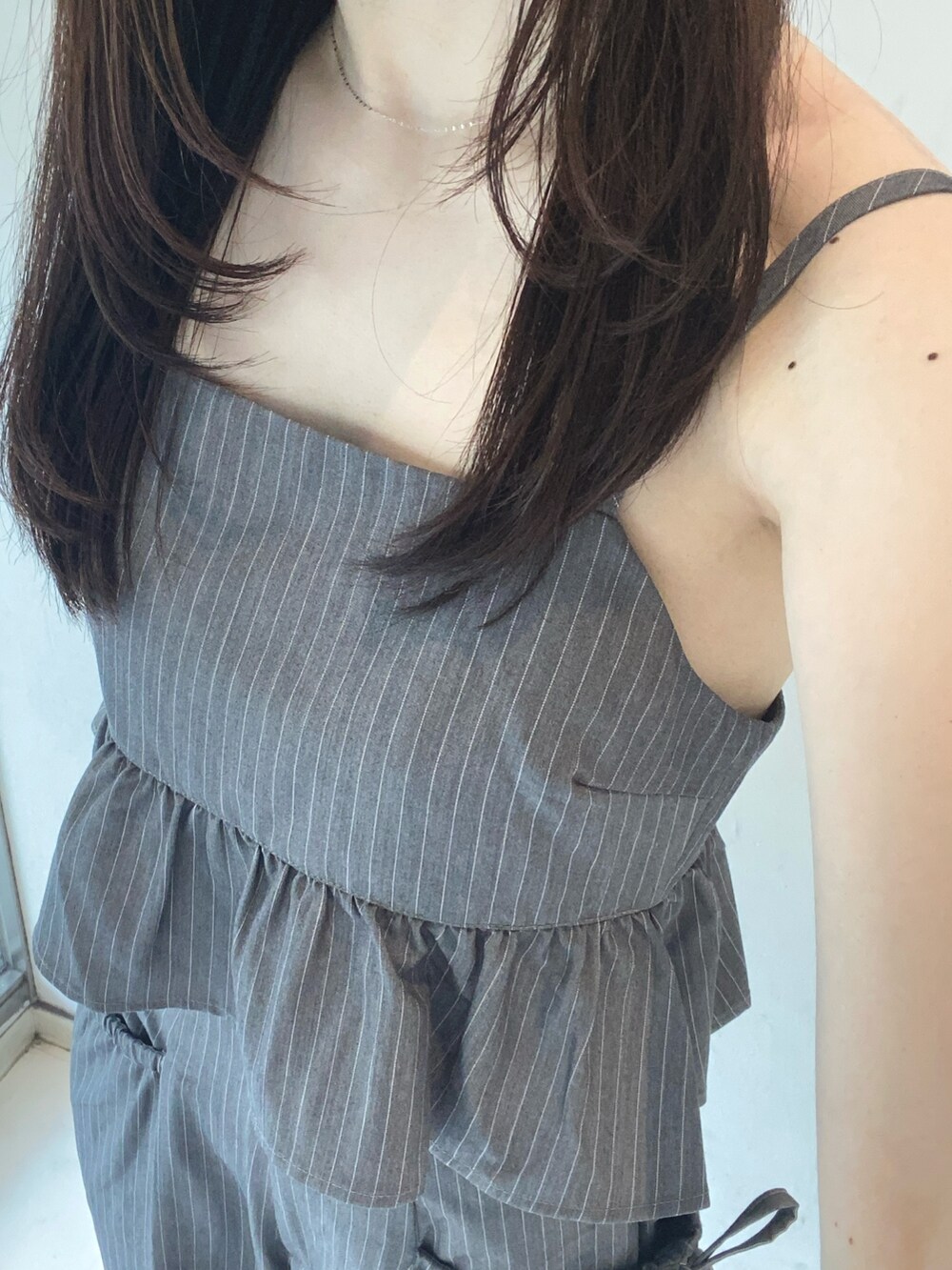 ホワイト系のスニーカー、グレー系のその他パンツ、グレー系のキャミソールを着用したレディースの夏コーディネートの4枚目の写真