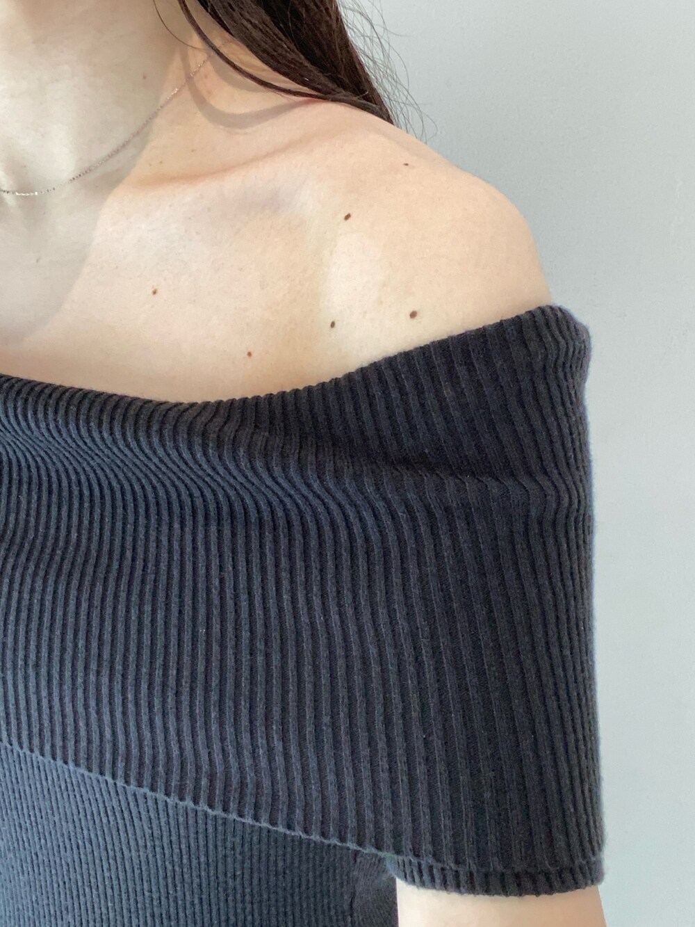 ブラック系のワンピース、ブラック系のショルダーバッグ、ブラック系のサンダルを着用したレディースの春コーディネートの4枚目の写真