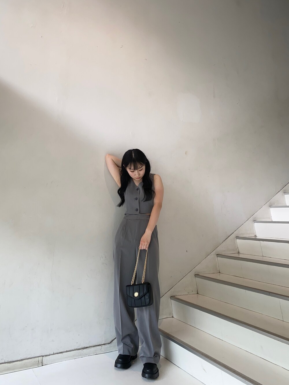 グレー系のシャツ/ブラウス、グレー系のその他パンツ、ブラック系のブーツを着用したレディースの夏コーディネートの2枚目の写真