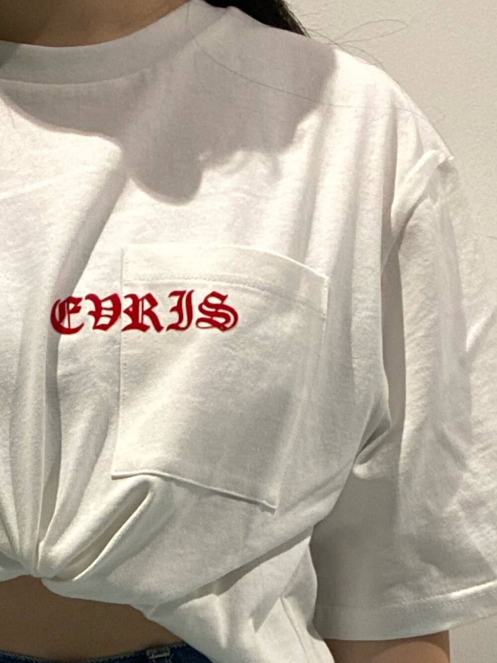 ホワイト系のTシャツ/カットソー、ブルー系のデニムパンツ、ブラック系のサンダルを着用したレディースの夏コーディネートの4枚目の写真