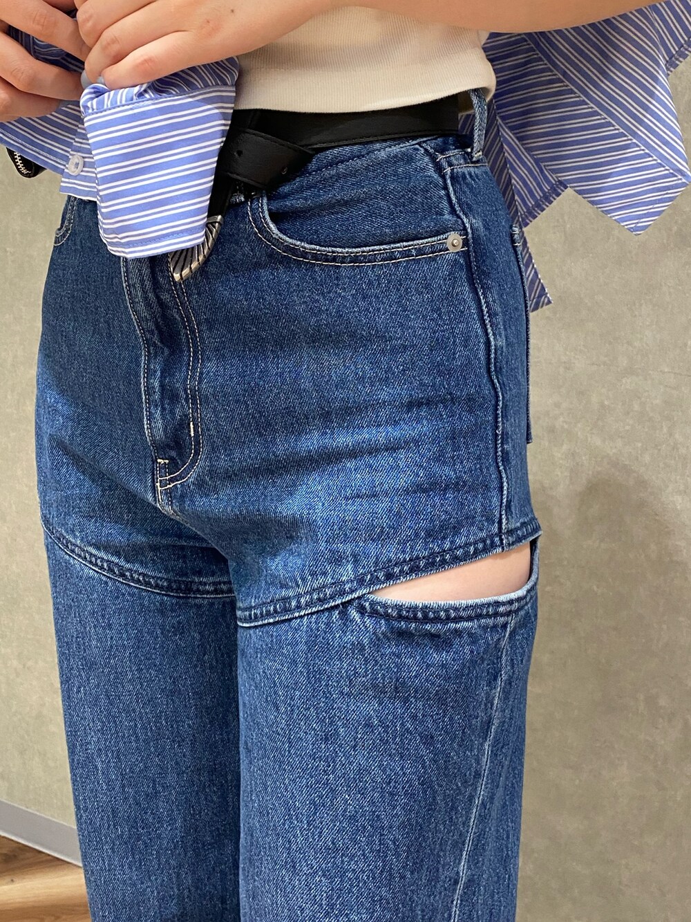 ブラック系のスニーカー、ブルー系のシャツ/ブラウス、ホワイト系のTシャツ/カットソーを着用したレディースの春コーディネートの5枚目の写真