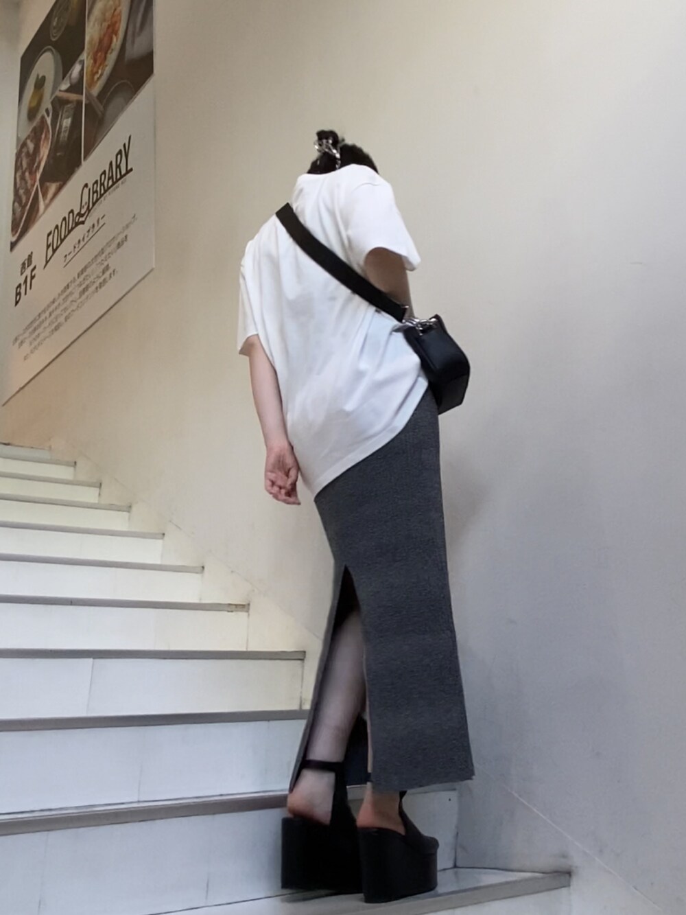 ホワイト系のTシャツ/カットソー、ブラック系のショルダーバッグ、ブラック系のワンピースを着用したレディースの春コーディネートの2枚目の写真