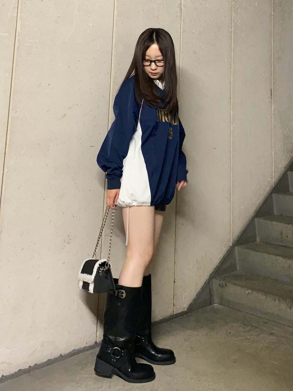 ブルー系のTシャツ/カットソー、ブラック系のその他パンツ、ブラック系のショルダーバッグを着用したレディースの秋コーディネートの2枚目の写真