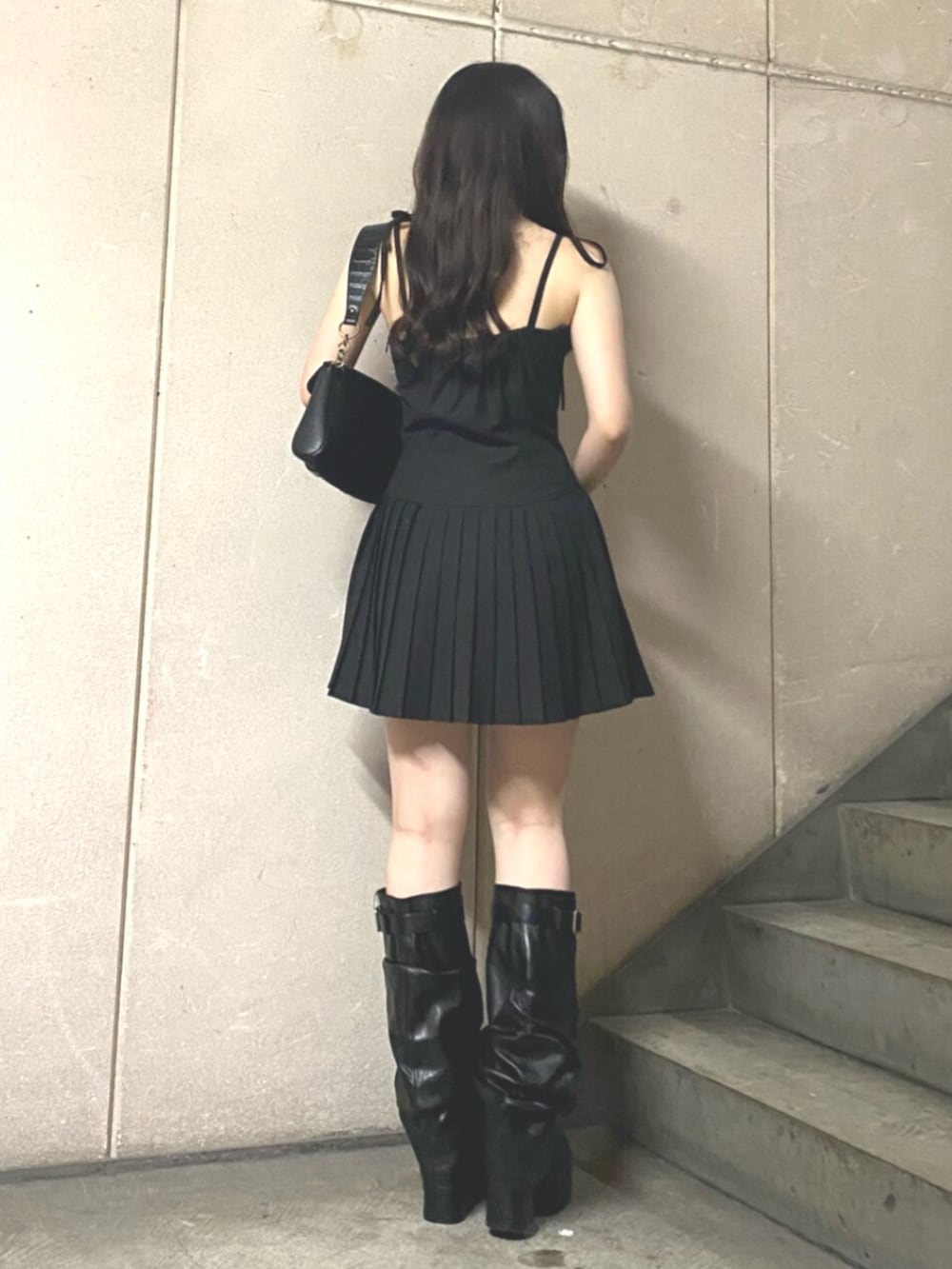 「EVRISのショルダーリボンプリーツミニワンピース（ワンピース、ブラック系）」を使った、林瑞季さん（レディース・159cm）の夏コーディネートの3枚目の写真