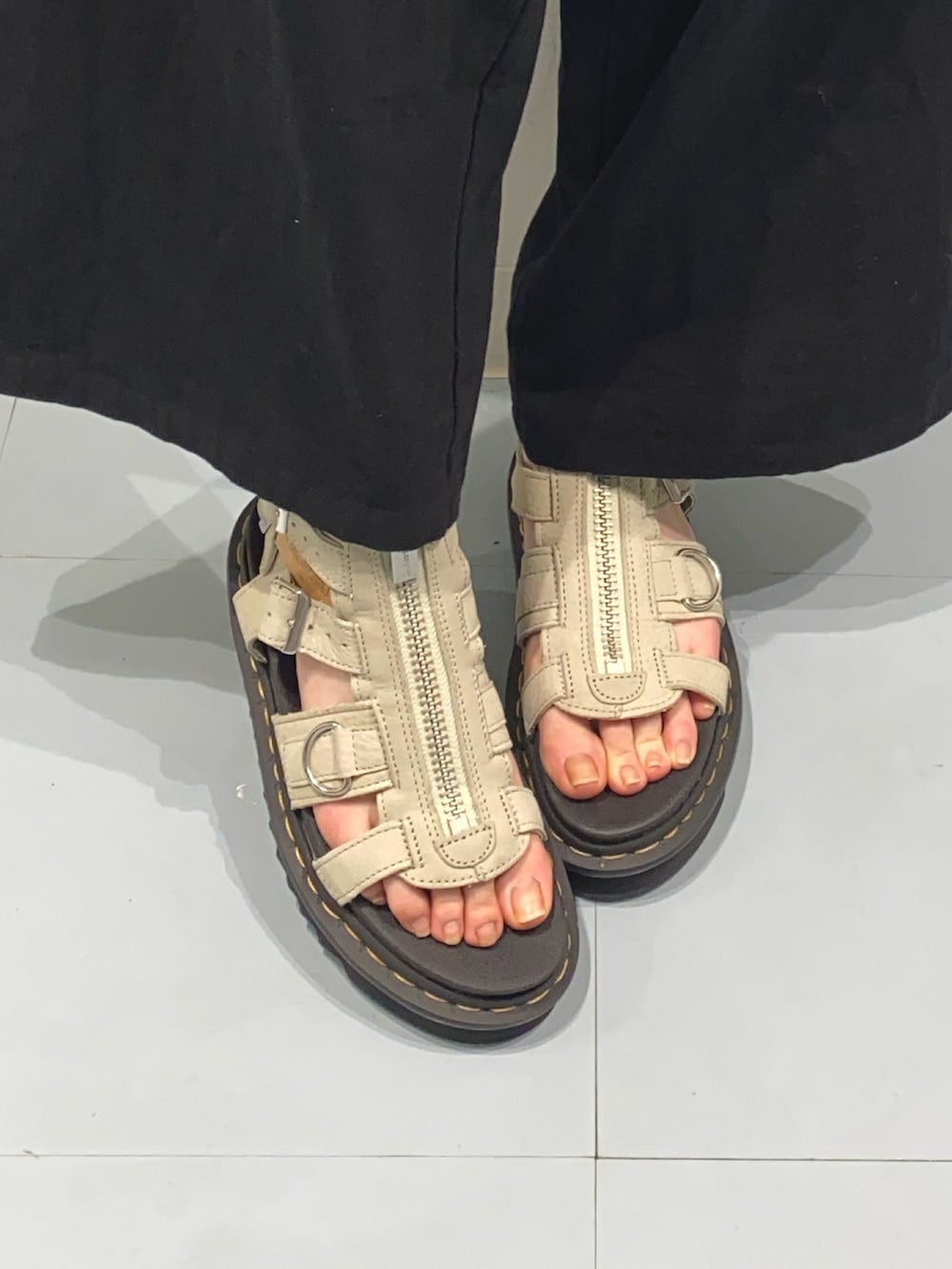 ブラック系のつなぎ/オールインワン、グリーン系のサンダル、ブルー系のショルダーバッグを着用したレディースの春コーディネートの6枚目の写真