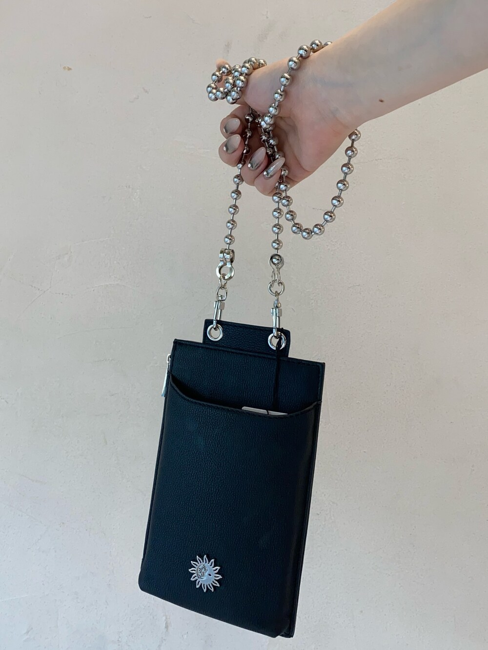 ブルー系のTシャツ/カットソー、グレー系のスウェットパンツ、ブラック系のショルダーバッグを着用したレディースの夏コーディネートの6枚目の写真