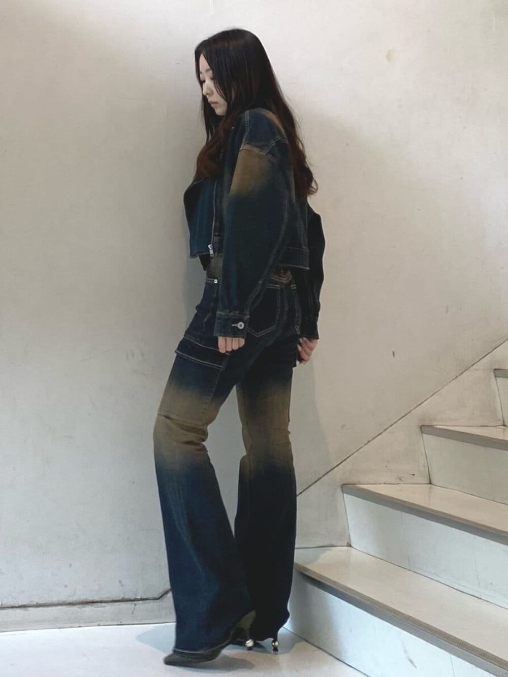 ブルー系のデニムジャケット、ブルー系のデニムパンツ、ホワイト系のTシャツ/カットソーを着用したレディースの秋コーディネートの2枚目の写真