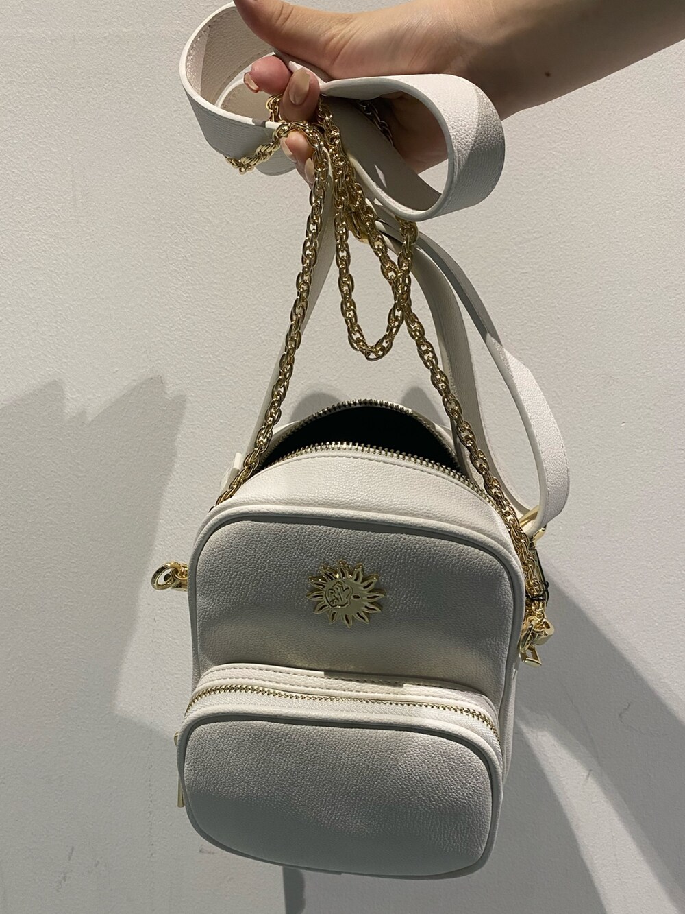 ブルー系のデニムパンツ、ホワイト系のサンダル、ホワイト系のシャツ/ブラウスを着用したレディースの夏コーディネートの6枚目の写真