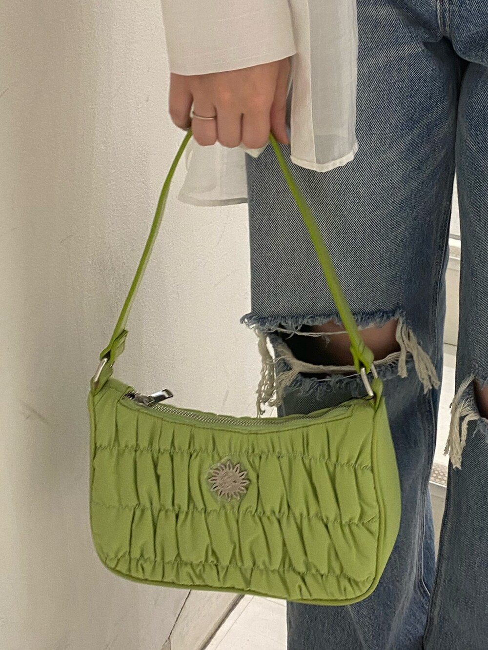 ホワイト系のシャツ/ブラウス、ブラック系のキャミソール、ブルー系のデニムパンツを着用したレディースの夏コーディネートの7枚目の写真