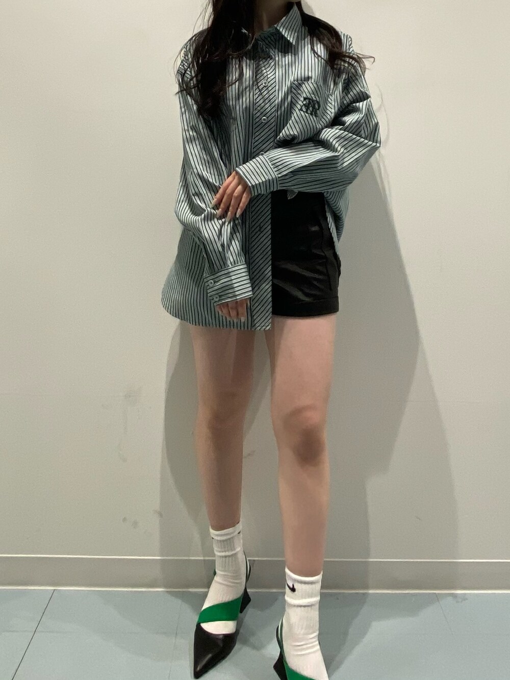 グリーン系のシャツ/ブラウス、ブラック系のサンダル、ブラック系のその他パンツを着用したレディースの春コーディネートの2枚目の写真