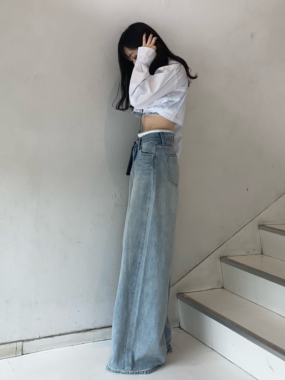 その他のシャツ/ブラウス、ブルー系のデニムパンツ、ブラック系のサンダルを着用したレディースの春コーディネートの2枚目の写真