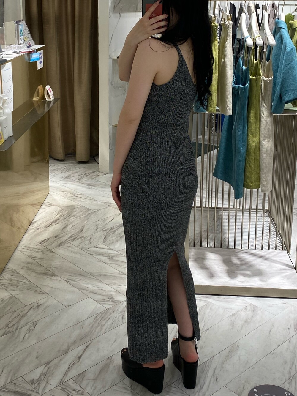 ホワイト系のTシャツ/カットソー、ブラック系のショルダーバッグ、ブラック系のワンピースを着用したレディースの春コーディネートの4枚目の写真