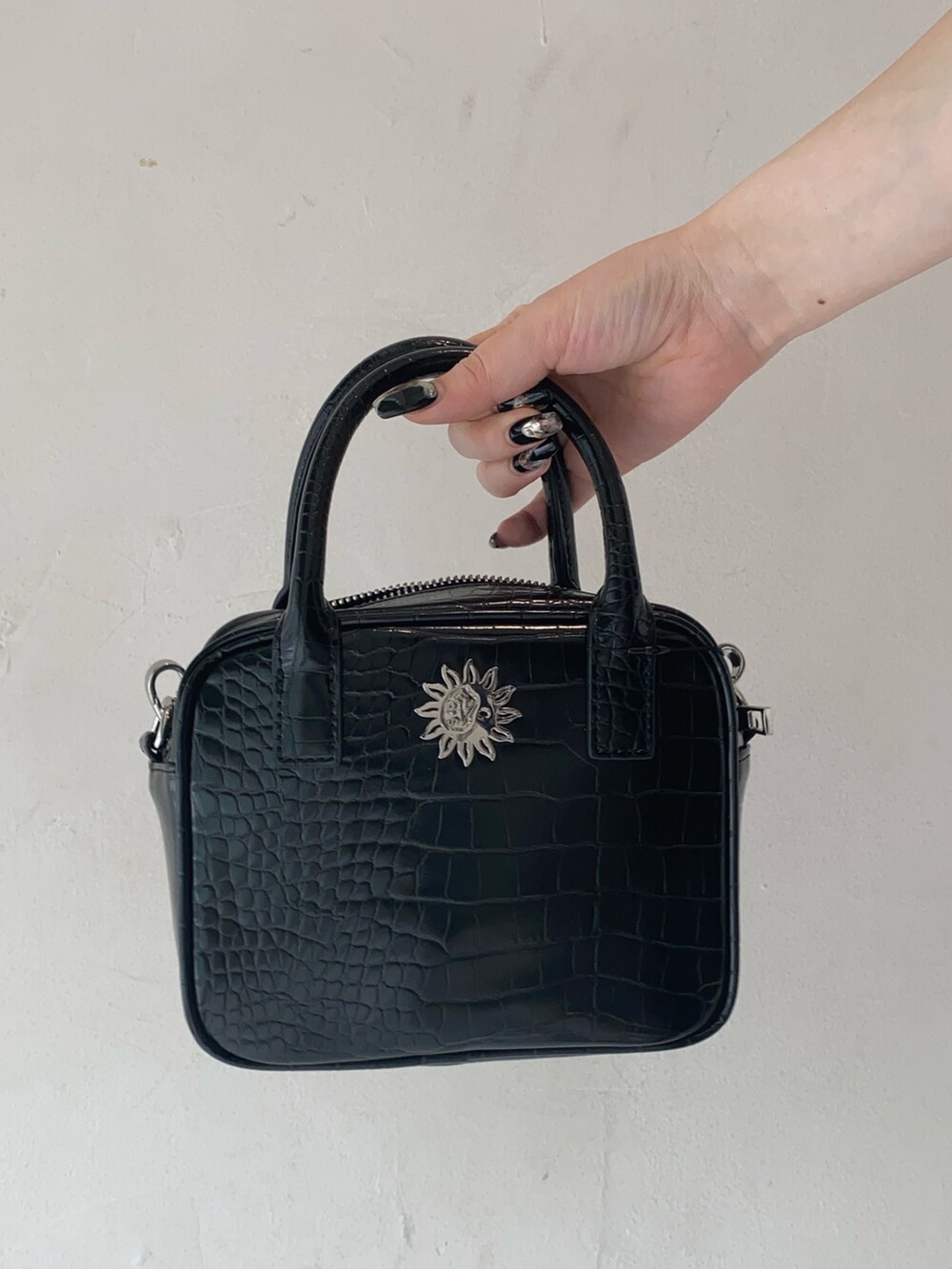 ブラック系のワンピース、ブラック系のショルダーバッグ、ブラック系のサンダルを着用したレディースの春コーディネートの7枚目の写真