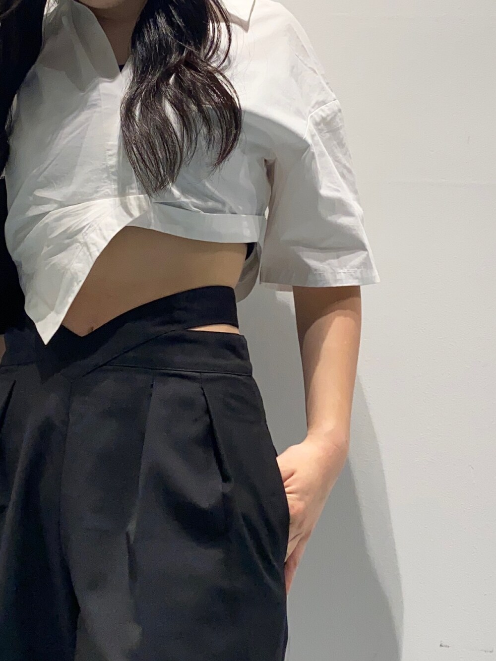 ホワイト系のシャツ/ブラウス、ブラック系のその他パンツ、ホワイト系のスニーカーを着用したレディースの夏コーディネートの5枚目の写真