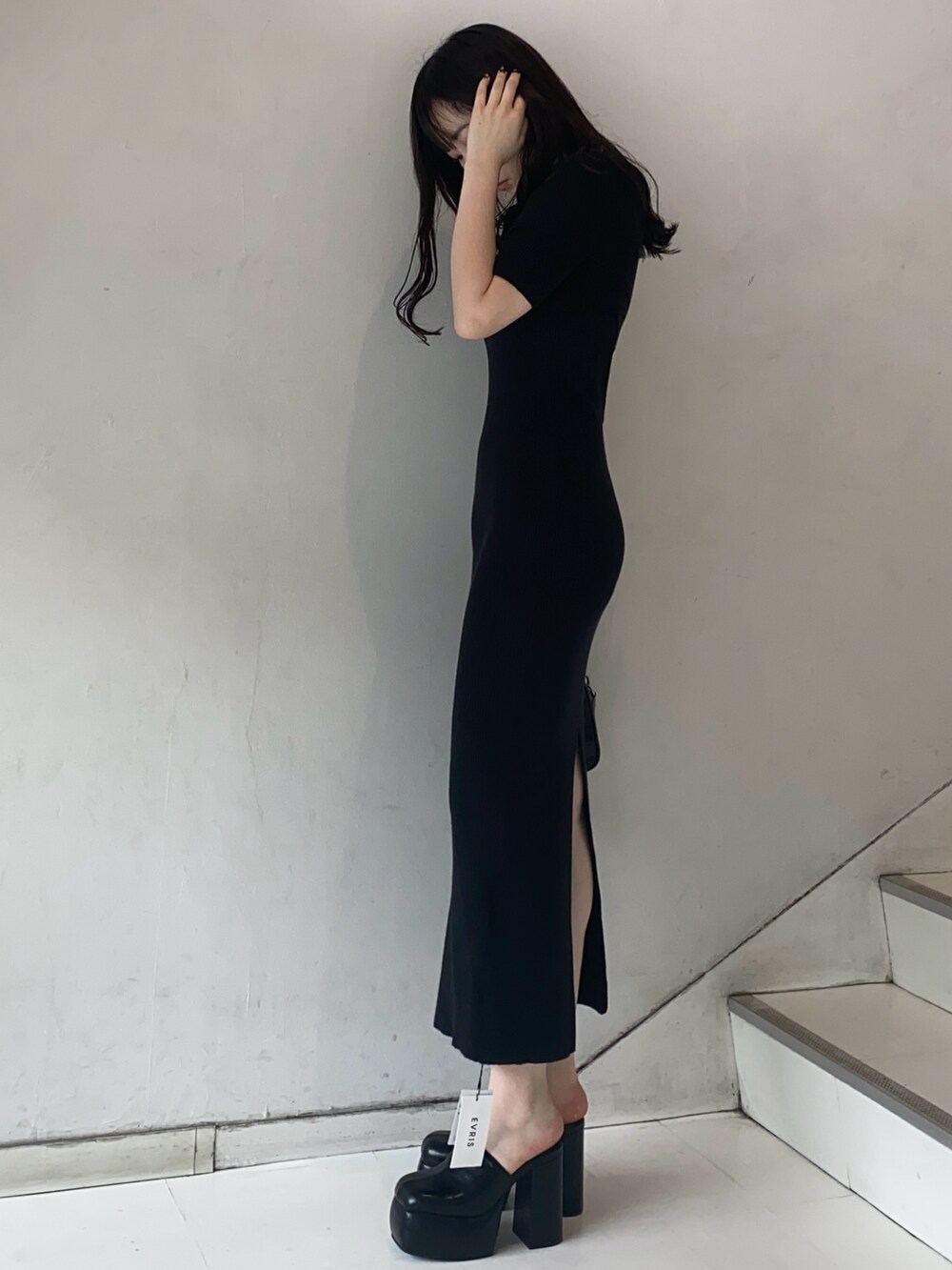 ブラック系のワンピース、ブラック系のショルダーバッグ、ブラック系のサンダルを着用したレディースの春コーディネートの2枚目の写真