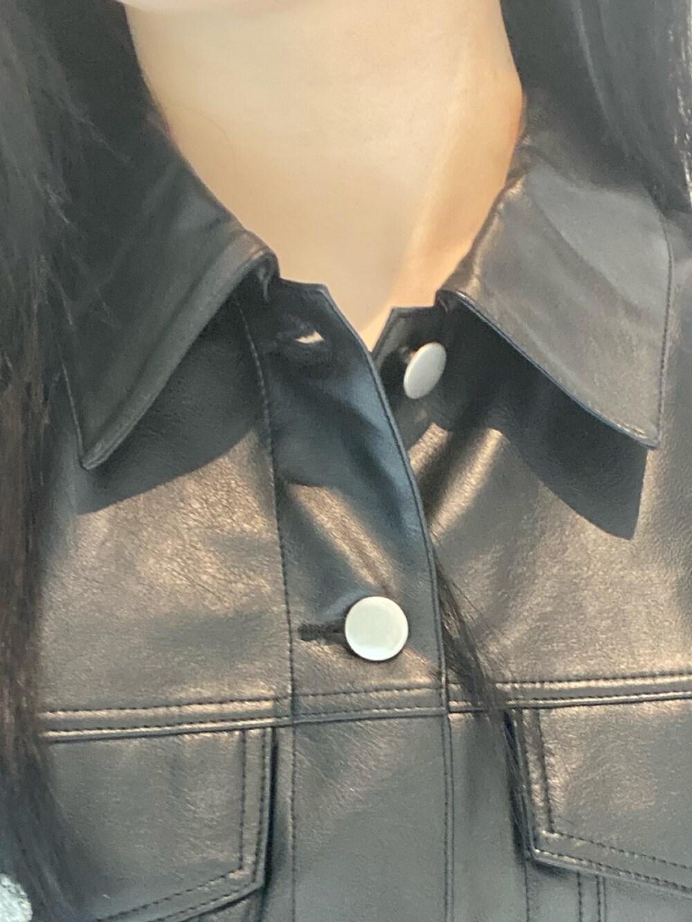 ブラック系のワンピース、ブラック系のブーツ、ブラック系のショルダーバッグを着用したレディースの秋コーディネートの3枚目の写真