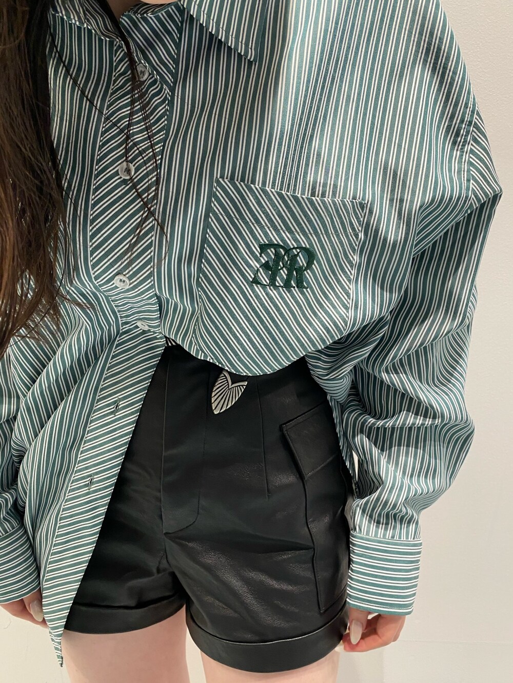 グリーン系のシャツ/ブラウス、ブラック系のサンダル、ブラック系のその他パンツを着用したレディースの春コーディネートの3枚目の写真