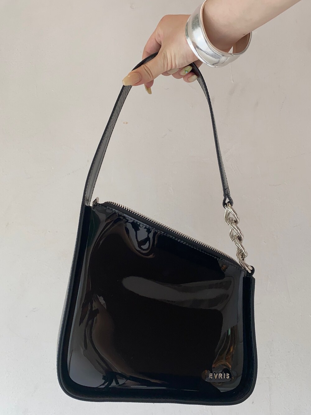 ブラック系のワンピース、ブラック系のサンダル、ブラック系のハンドバッグを着用したレディースの夏コーディネートの6枚目の写真