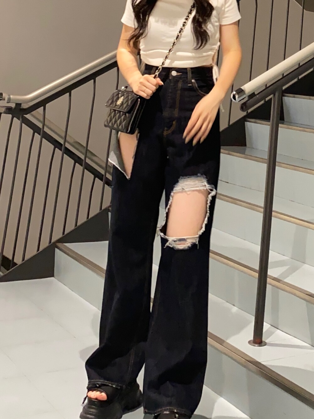 ホワイト系のTシャツ/カットソー、ブラック系のショルダーバッグ、ブルー系のデニムパンツを着用したレディースの夏コーディネートの5枚目の写真