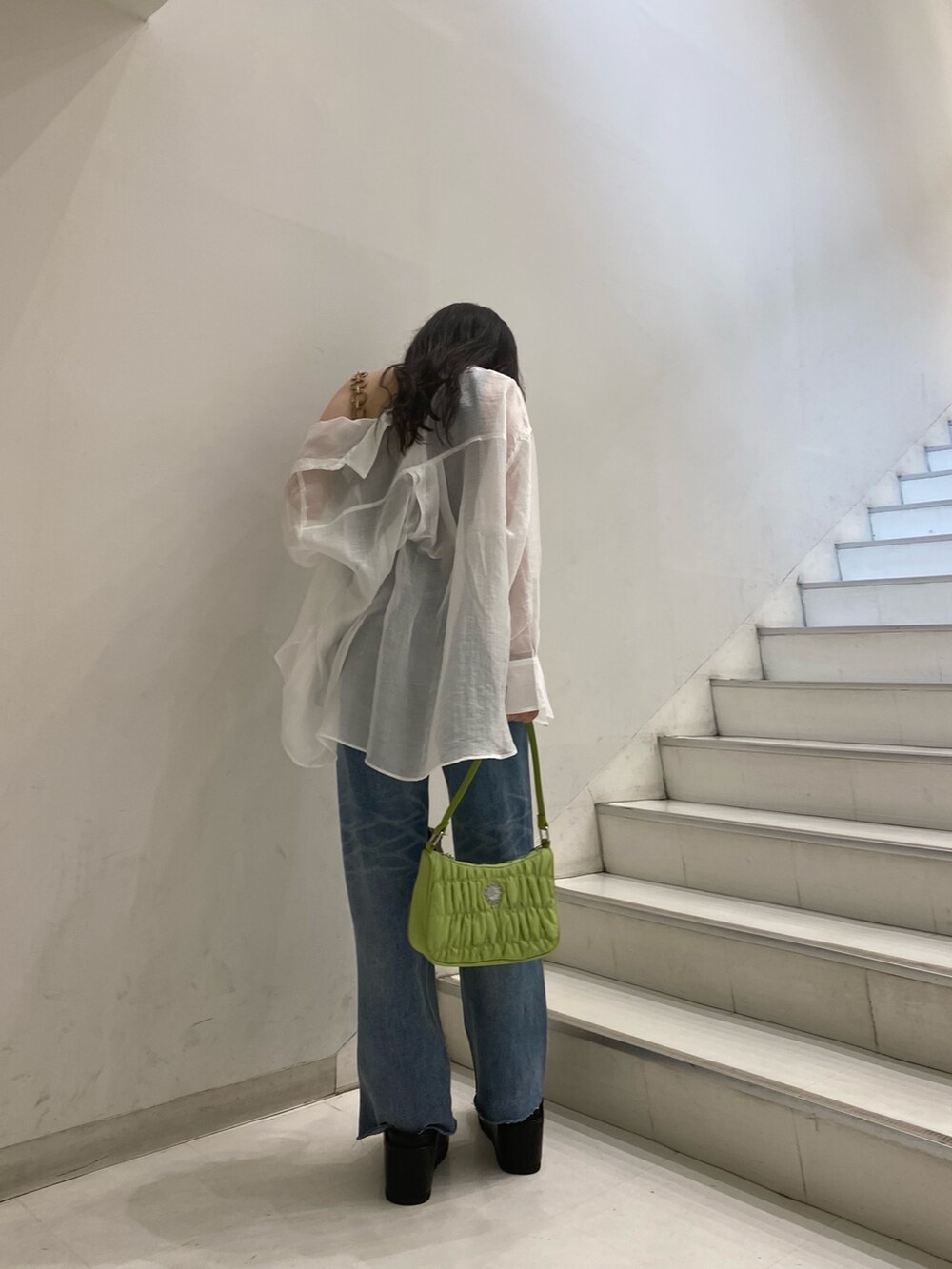 ホワイト系のシャツ/ブラウス、ブラック系のキャミソール、ブルー系のデニムパンツを着用したレディースの夏コーディネートの3枚目の写真