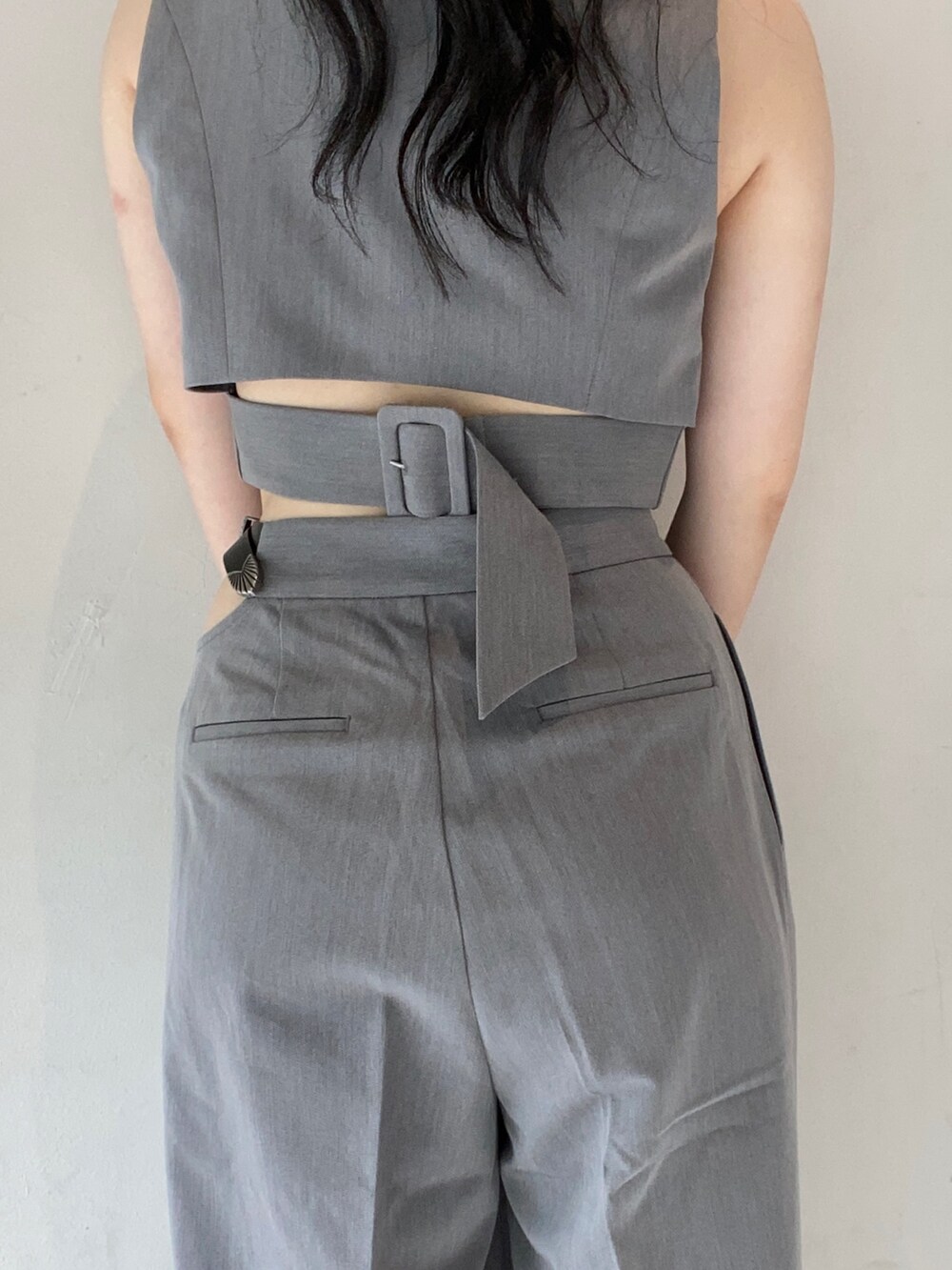 グレー系のシャツ/ブラウス、グレー系のその他パンツ、ブラック系のブーツを着用したレディースの夏コーディネートの5枚目の写真