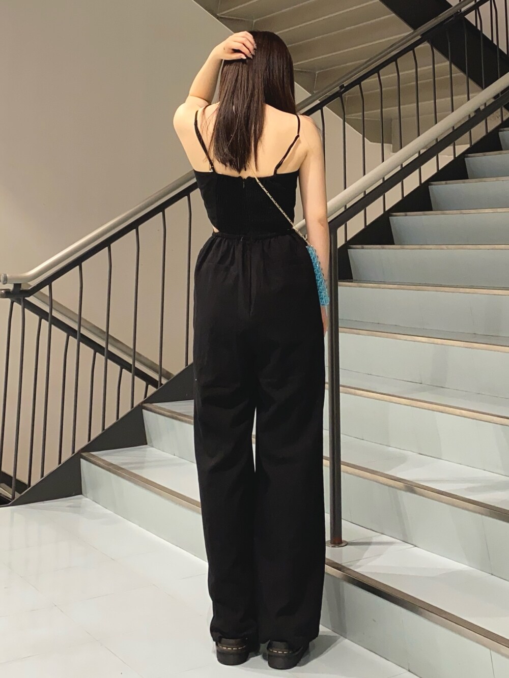 ブラック系のつなぎ/オールインワン、グリーン系のサンダル、ブルー系のショルダーバッグを着用したレディースの春コーディネートの3枚目の写真