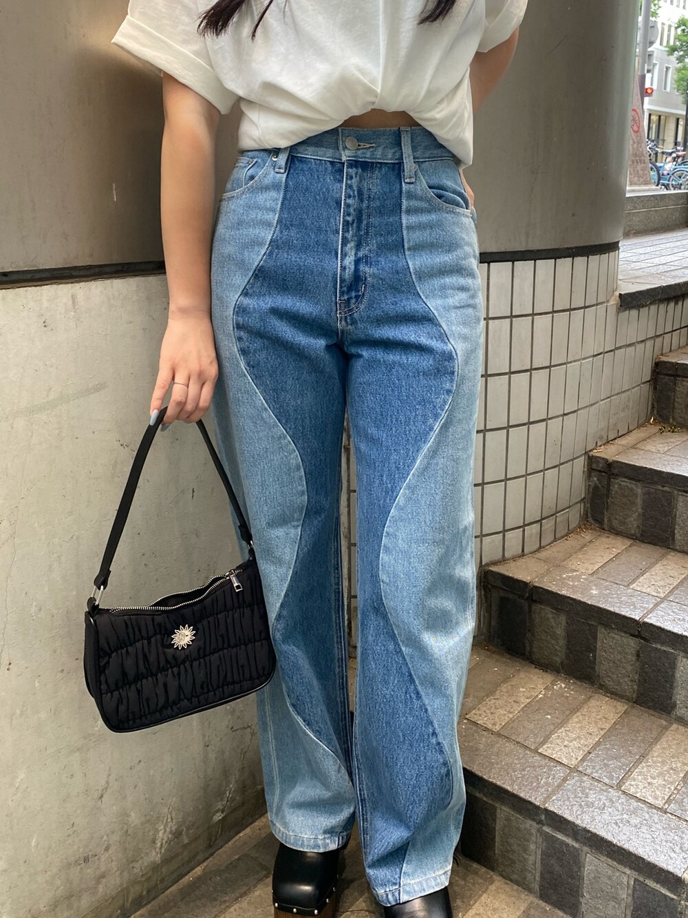 ホワイト系のTシャツ/カットソー、ブルー系のデニムパンツ、ブラック系のサンダルを着用したレディースの夏コーディネートの5枚目の写真