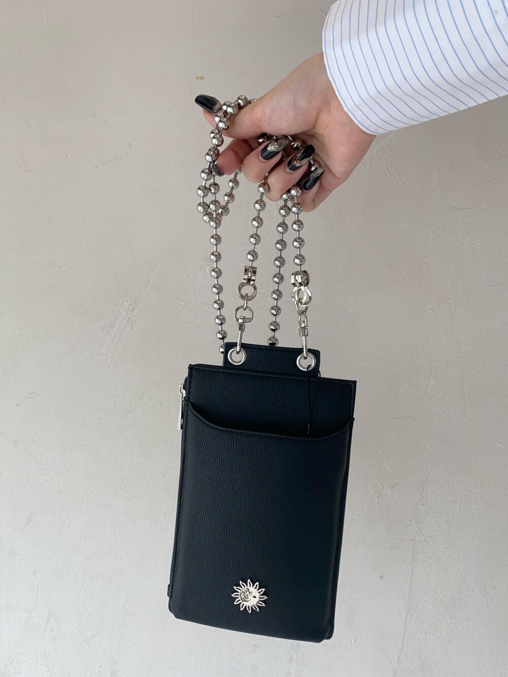 その他のシャツ/ブラウス、ブルー系のデニムパンツ、ブラック系のサンダルを着用したレディースの春コーディネートの6枚目の写真