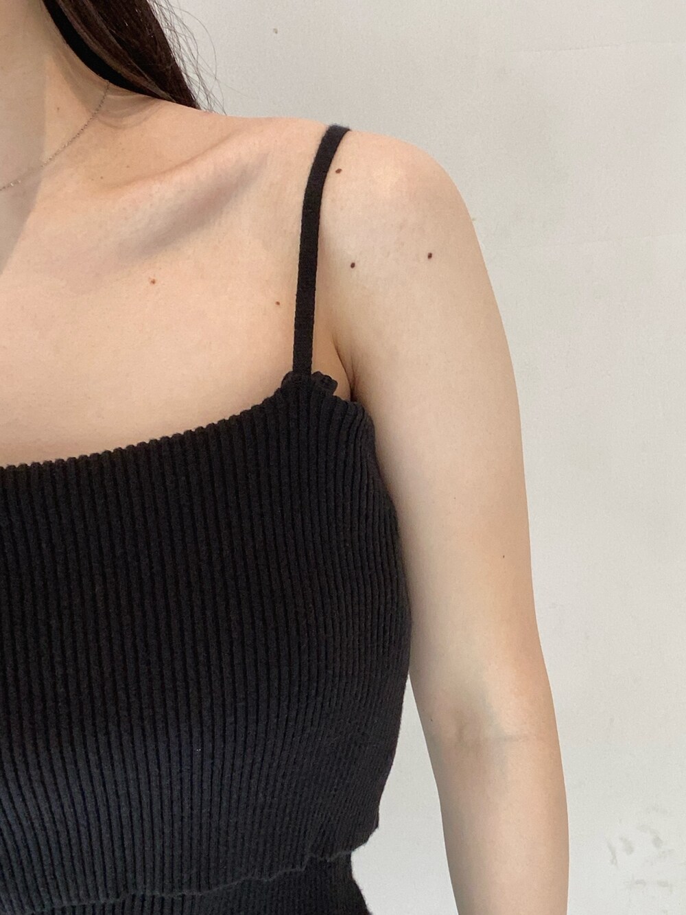 ブラック系のワンピース、ブラック系のショルダーバッグ、ブラック系のサンダルを着用したレディースの春コーディネートの5枚目の写真